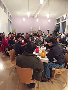 In der Evangelischen Gemeinde bot sich die Möglichkeit für eingesessene und neue Nachbarn gemeinsam über Flucht und Zukunft sprechen